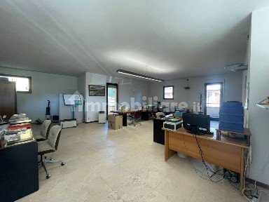 Locale commerciale in Vendita