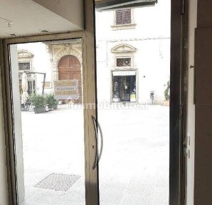 Locale commerciale in Vendita