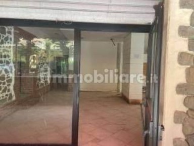 Locale commerciale in Vendita