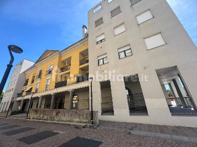 Trilocale via Giordano Bruno 12, Centro, Malnate