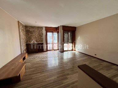 Trilocale via Gian Pietro Puricelli 3, Centro, Gallarate