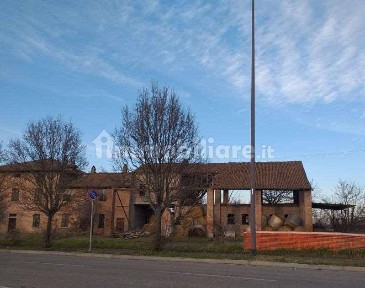 Rustico, da ristrutturare, 1450 m², Piacenza
