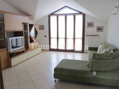 Caronno Pertusella, Via 2 Giugno, 43