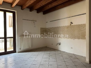 Bilocale via mazoni 30, Centro, Tradate