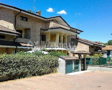 Caronno Pertusella, Viale 5 Giornate, 618