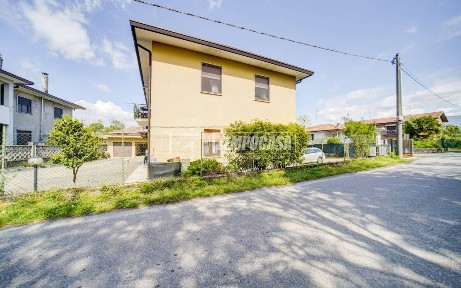 Trilocale via V. Veneto 38, Centro, Biandronno