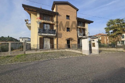Trilocale via Vittorio Alfieri 2, Centro, Tradate
