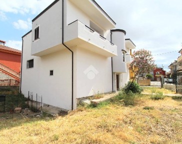 Villa unifamiliare piazza Fiume 19, Centro, Isola di Capo Rizzuto