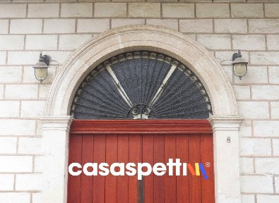 Bari, Carbonara di Bari, Piazza Trieste 8