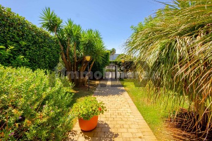 Villa bifamiliare Strada Statale 16 Complanare Ovest 90, Japigia, Bari