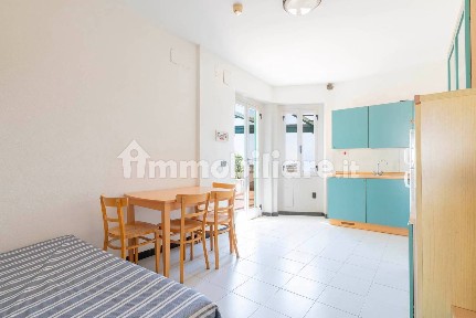 Villa plurifamiliare viale Aldo Moro 4, Area Produttiva, Monopoli