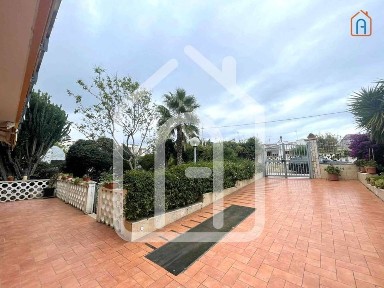 Villa unifamiliare, buono stato, 220 m², Giovinazzo
