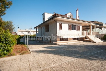 Villa bifamiliare via Gioia del Colle, Noci