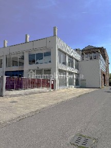 Capannone in Affitto