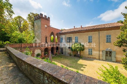 Casale piazza Bezzi, Borgo Villa Il Poggio, Incisa Scapaccino