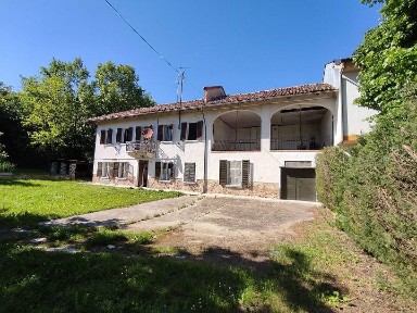Isola d'Asti, Via Valtiglione, 62