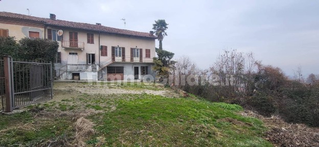 Cascina via Cesare Battisti, Villa San Secondo