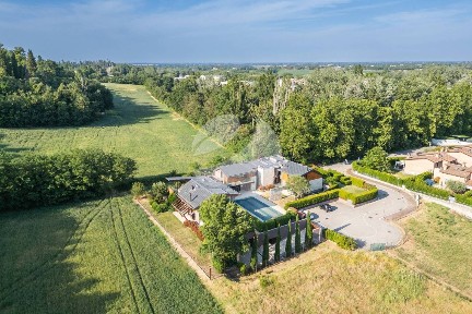 Villa plurifamiliare, ottimo stato, 1251 m², Castel San Pietro Terme