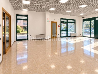 Locale commerciale in Affitto