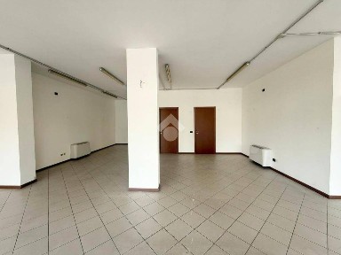 Locale commerciale in Affitto