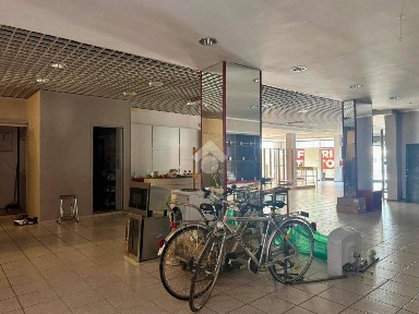 Locale commerciale in Affitto