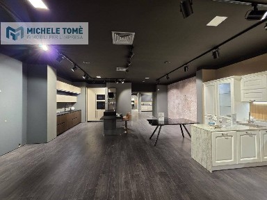 Locale commerciale in Affitto