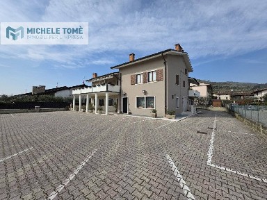 Locale commerciale in Affitto
