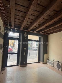 Locale commerciale in Affitto