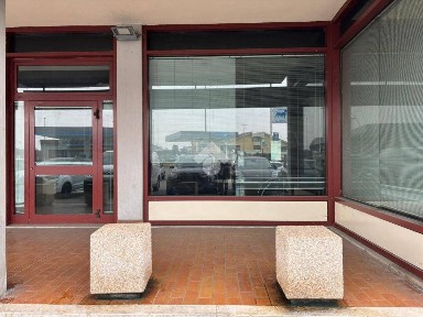 Locale commerciale in Affitto