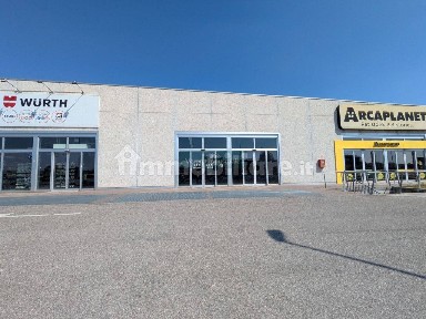 Locale commerciale in Affitto