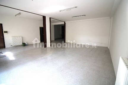 Locale commerciale in Affitto