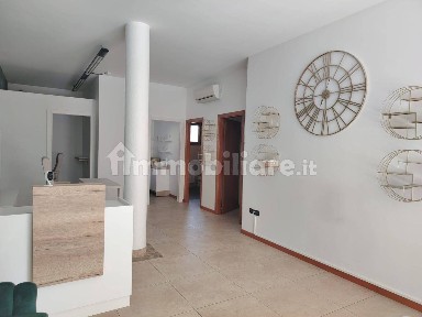 Locale commerciale in Affitto