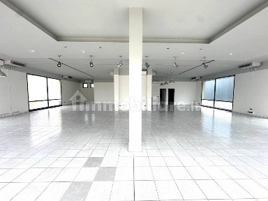 Locale commerciale in Affitto