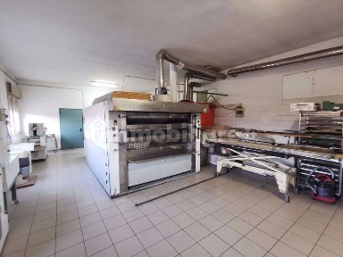 Locale commerciale con laboratorio in Affitto