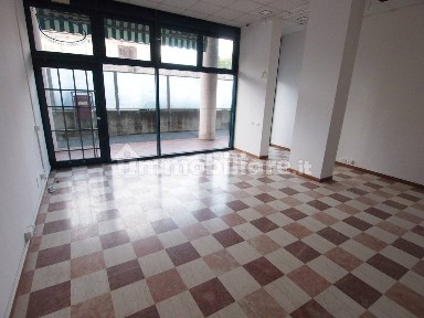 Locale commerciale in Affitto