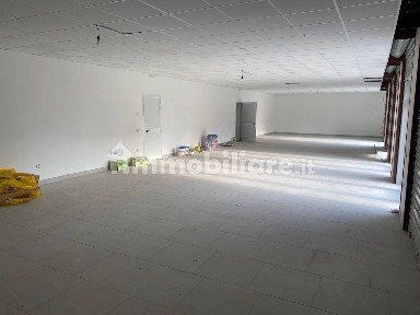 Locale commerciale in Affitto