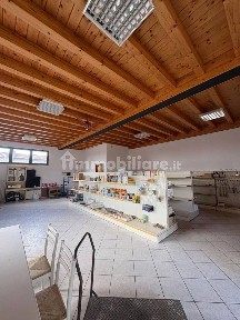 Locale commerciale in Affitto