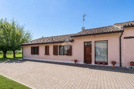 Ravenna, Roncalceci - Longana, Via Argine Destro Montone, 138