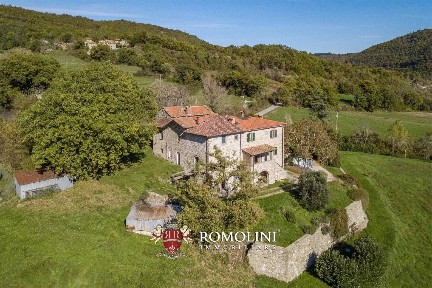 Casa colonica, da ristrutturare, 527 m², Caprese Michelangelo
