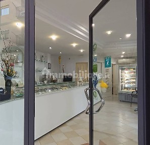 Locale con laboratorio in Vendita
