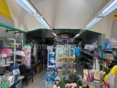 Locale commerciale in Vendita