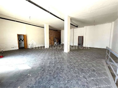 Locale commerciale in Vendita