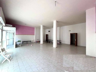 Locale commerciale in Vendita
