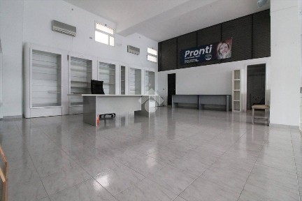 Locale commerciale in Vendita
