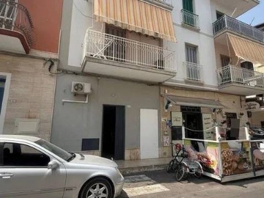 Locale commerciale in Vendita