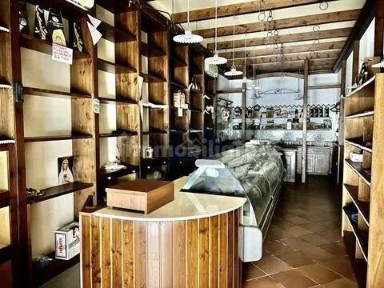 Locale commerciale in Vendita