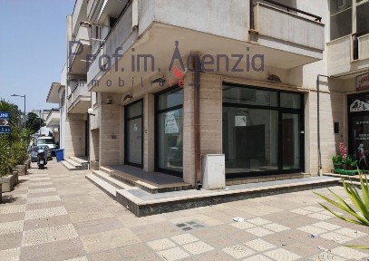 Locale commerciale in Vendita