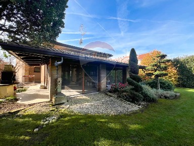 Villa unifamiliare, ottimo stato, 477 m², Centro, Bernareggio