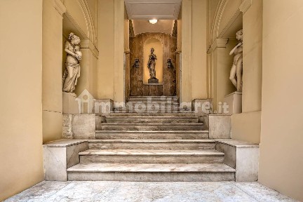 Bilocale piazza dei Martiri, Chiaia, Napoli