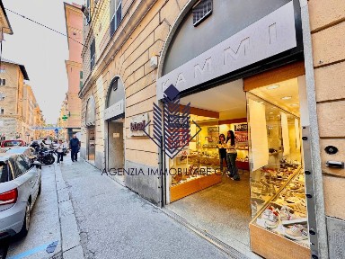 Locale commerciale in Vendita